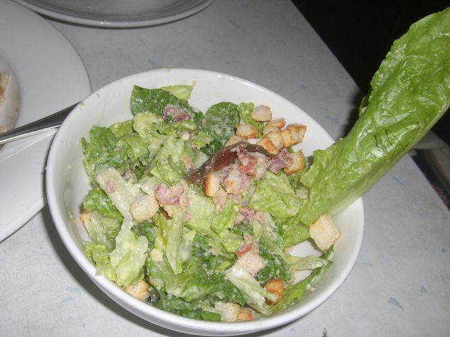 その日の夕食は前にもいったイタリア料理。<br />シーザーサラダ、おいしいです。