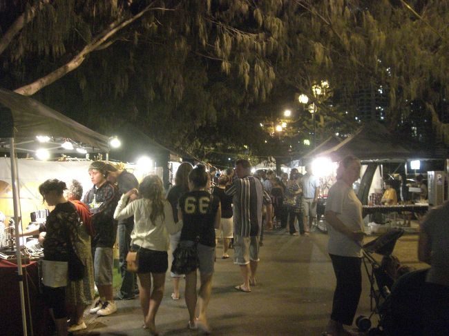 その後ナイトマーケットに行きました。<br />雑貨や石鹸、キャンドル、ナッツ、アクセサリーと色々売っています。<br />ぶらぶらみてるだけでたのしい。