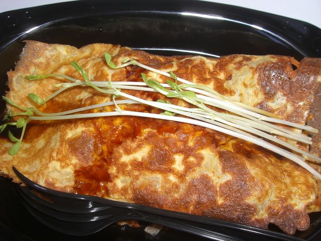 ファーマーズマーケットにも行きました。<br />野菜やフルーツがたくさん。<br />パンやワッフルなども売っていて、これは朝ごはんにと購入したオムレツのようなもの。<br />薄い生地でハムやチーズを巻いています。