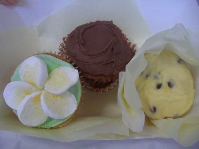 こちらはカップケーキ。<br />左のがプルメリアみたいでかわいい。