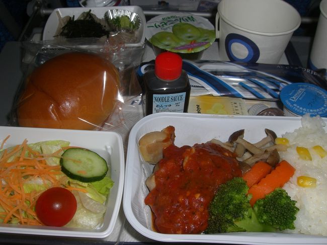 一回目の機内食。<br />メニューは忘れたけどおいしくいただいたはず。