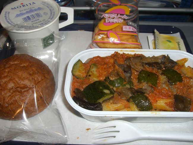 機内食２回目。<br />下にパスタがかくれてました。おいしかったです。<br /><br />一人旅だとこういう写真を撮るときが恥ずかしいです。<br />あとフィンエアだったのでキャラクターがムーミンかと期待していたのですがちがいました。　<br />残念。