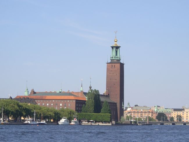 海からの市庁舎。