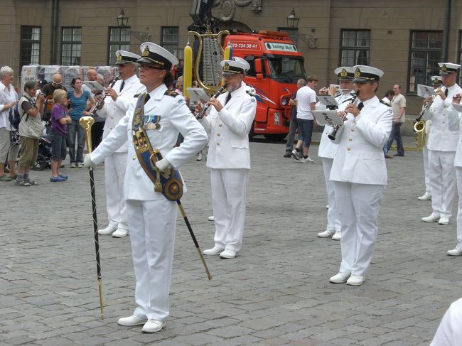 ガムラスタンでの交代式。<br />第九とか演奏されていました。