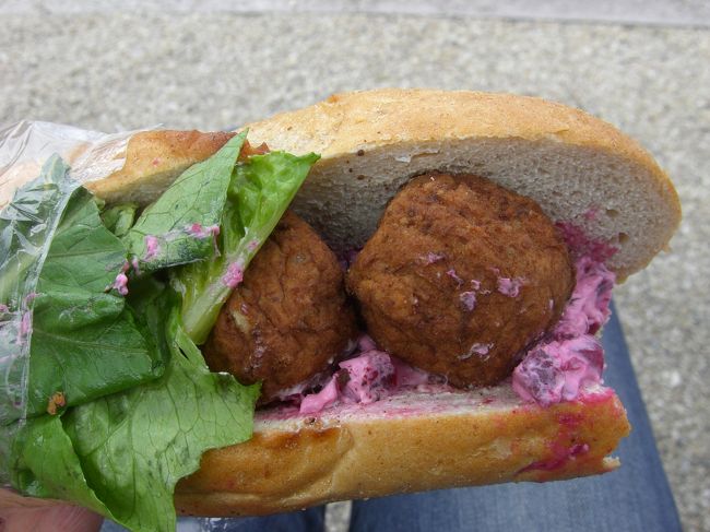 ピンク色のソースは甘いのかと思ったのですが意外とそうではなく、違和感無くおいしくいただきました。