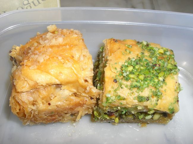 マーケットで売っていたトルコのお菓子のバクワラ。<br />甘かった〜。<br />右がピスタチオでひだりがプレーン。