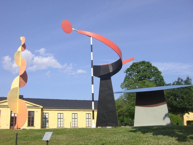 現代美術館前のモニュメント。