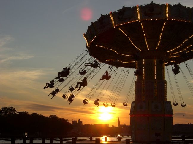 友達の彼氏の妹に遊園地に連れて行ってもらいました。<br />初対面のスウェーデン人に私英語さえもカタコト。向こう日本語カタコト。<br />でもなんとかコミュニケーション取れるもんですね。<br />絶叫系に乗りましたが、ネックレスがからまりあやうく窒息しかけたのもいまではいい思い出…かな。