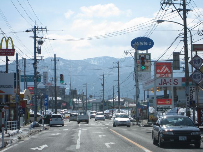 結局昨日はばさらで日本酒大徳利を４本とグラスワインをいただき、ホテルに帰ってからも飲み続けたためまだお酒が残っているかも？の状態です。<br /><br />富山は山からすぐ街があるため写真のように町並みから近くに山が望めます。
