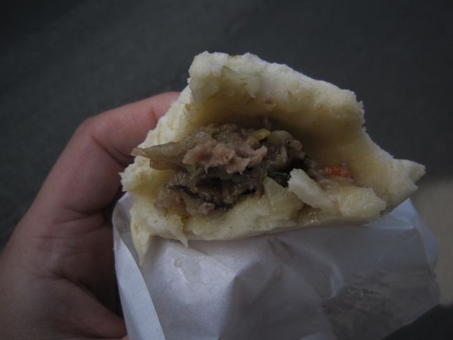 食べた感想は、<br />肉まんの肉がまんま牛でした。<br />飛騨牛かどうかは解りませんがおいしいです。