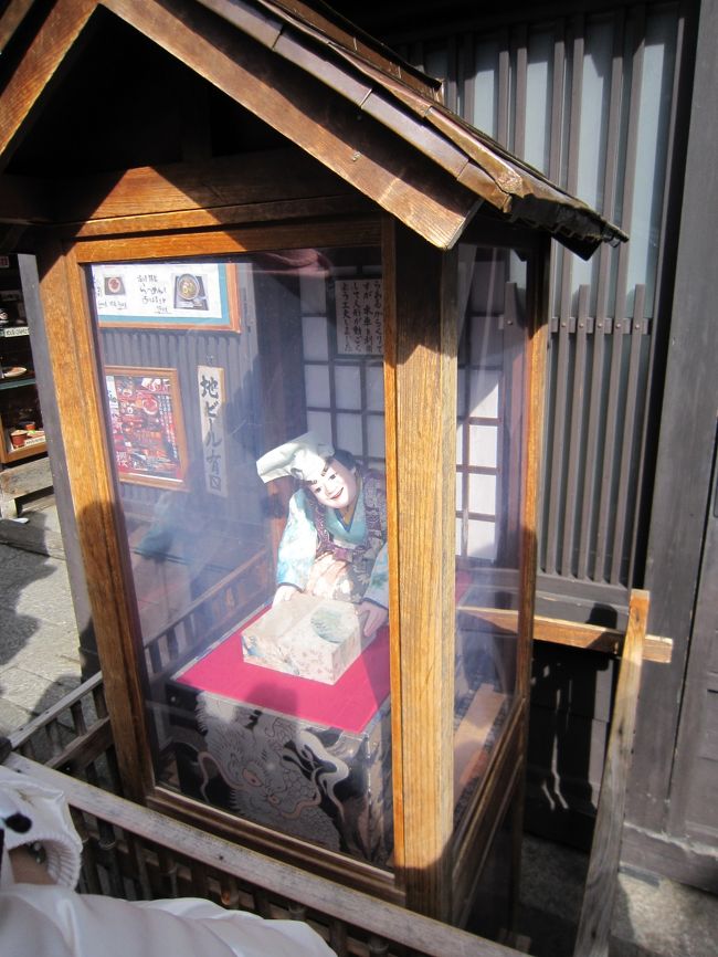 道を歩いていると韓国の方が団体でからくり人形にかぶりついてました。