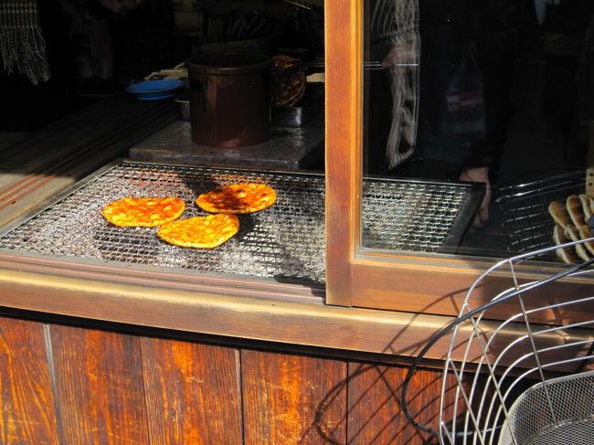 せんべいもその場で焼いてます。