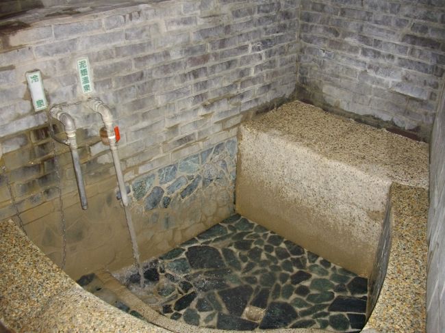 湯船です。<br /><br />使い回しの湯船ですので、清掃済みですが、一応、シャワーの熱湯で一回一通り全て、洗い流してから栓をします。