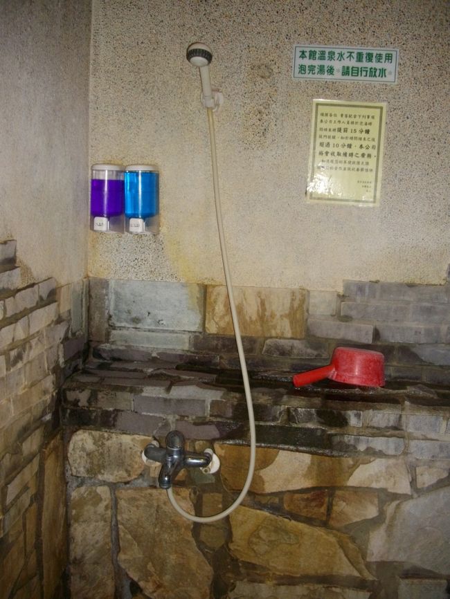 洗い場。風呂桶や風呂椅子などは、ありませんので、必要な方は、持参するしかありません。