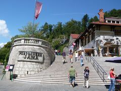 ポストイナ鍾乳洞。
ポストイナ駅からは列車型バスで移動。