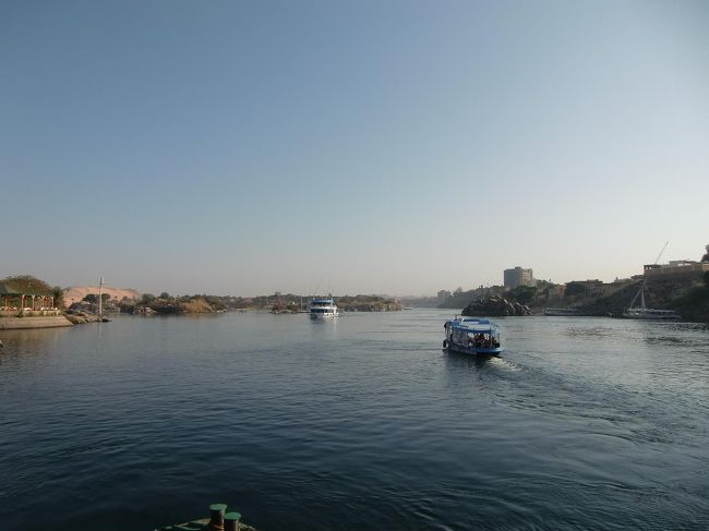 ナイル川（写真）は極めてゆっくり流れ、船の揺れはほとんど感じられない。朝のさわやかな風を受けながらのリバークルーズは最高である。