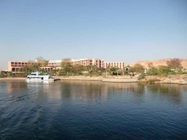 快適なリゾートホテル「ピラミサ・イシス・アイランド」（写真）を後にして、朝のクルージングを楽しむ。