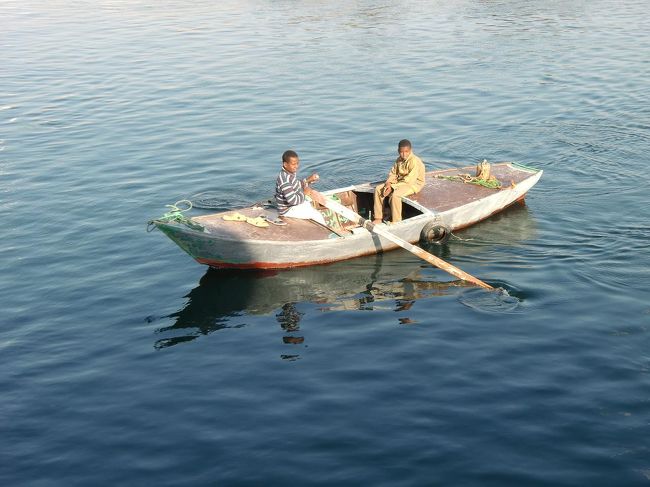 途中、少年達の小舟（写真）に出会う。今から仕事に行くのだろか？