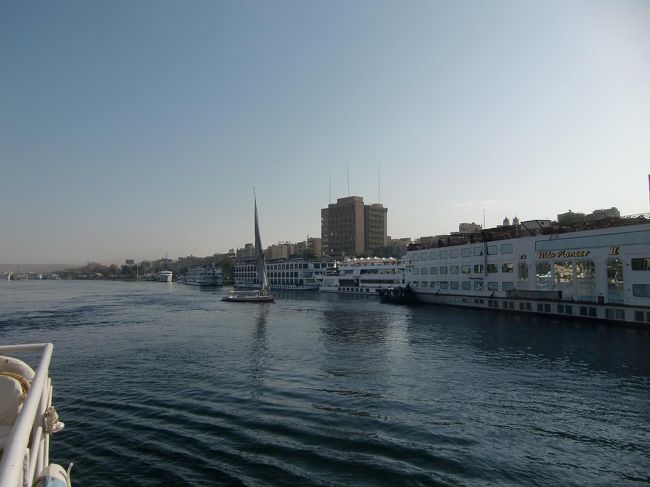 ナイル川東岸のアスワンの街に近づくと何艘ものクルーズ船（写真）が停泊しているのが見える。ナイル川クルーズ、いいね〜。次回はこれで決まり？