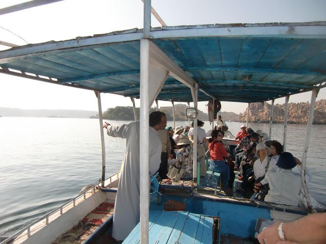 小舟（写真）に乗ってフィラエ島に出航する。ボート乗り場周辺には、このような小舟が無数に停泊している。