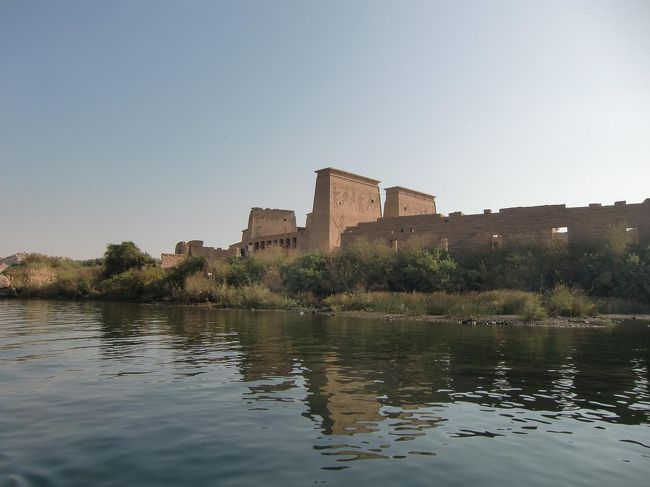 フィラエ神殿（イシス神殿）は古来イシス女神を祭っており、エジプト人は皆、一生に一度はこの島に巡礼に訪れる風習があったという。写真：小さな島に浮かぶ美しいイシス神殿