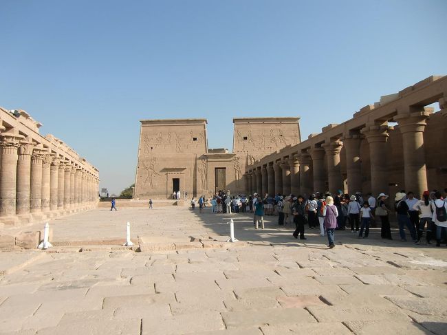 かのクレオパトラとシーザーもハネムーンでここを訪れたという伝説が残っている。イシス神は死後の保護者でもある。我々も遠く日本から死後の安泰を求めてフィラエ島（イシス神殿）に巡礼に来た？写真：イシス神殿の外庭から見た第１塔門