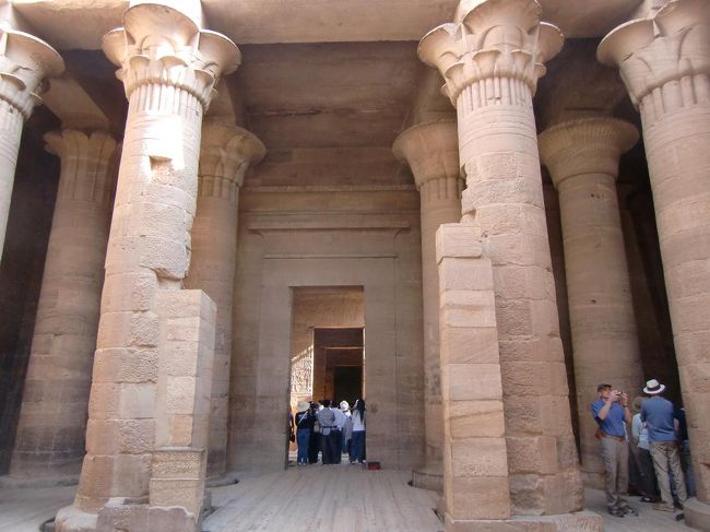 第２塔門をくぐると綺麗な柱頭を持つ列柱室（写真）になる。ここからは天井があるので涼しい。