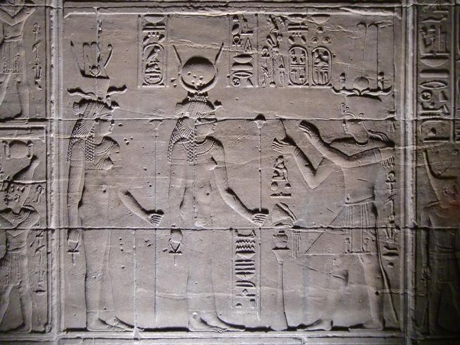 神殿内部には様々なレリーフ（写真）が残っている。