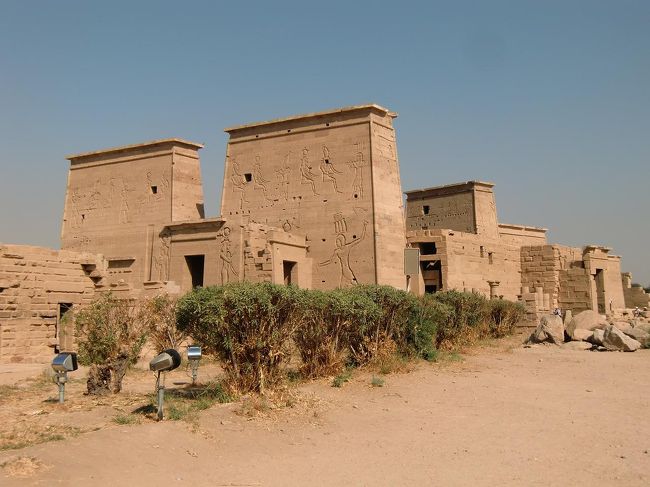 イシス神殿はアスワン・ダムの建設により、半水没状態であったが、上流のアスワン・ハイ・ダムの建設を機にユネスコにより1980年、フィラエ島からアギルキア島に移築、保存されることとなった。現在はアギルキア島をフィラエ島と呼んでいる。世界文化遺産に登録されている。<br /><br />