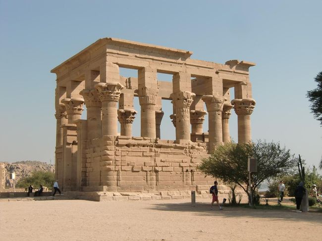 優美な列柱を今に残す「トラヤヌス帝のキオスク」（写真）。注：キオスクとはヨーロッパの駅・公園などで、新聞・雑誌などの売店や公衆電話ボックスとして用いられる簡易な建物。<br />