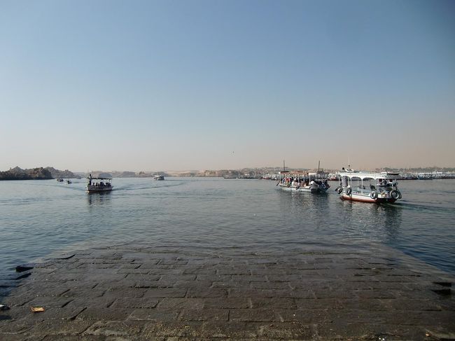 バスに乗ってイシス神殿へのボート乗り場（写真）に移動する。ツアーは楽でいい。何も心配しなくても効率よく観光名所に連れて行ってくれる。