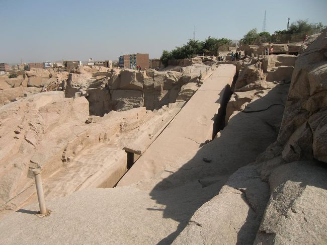 この切りかけのオベリスクは長さ42m、重さ1168トンと推定。完成すればエジプト最大となったはずであるが、途中で亀裂が入り中断した。長大なオベリスクは１個の石から作られている。木の文化の日本人からは想像を絶する建築技術である。