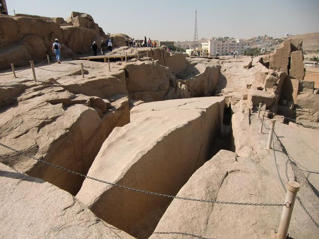 小高い山を登り、「切りかけのオベリスク」（写真）の目の前に立つ。古代の石切の技術は「石に切り込みつけて、そこに木のくさびを打ち込み、くさびを水で濡らす。すると、くさびが膨張し、自然に石が割れる」という。