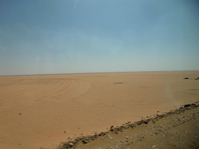 日本人の想像を絶する風景に本物の「砂漠」（写真）がある。アスワンからアブシンベルまで、バスは３時間ノンストップで疾走する。トイレにご用心！途中休憩なし。