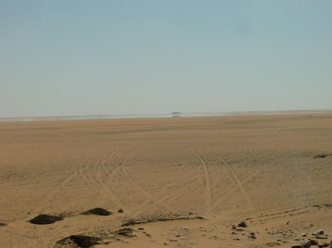 突然現地ガイドさんが言う。「左側に蜃気楼がみえます」。みんな一斉に窓から外を見る。広い範囲にわたって海が見える！！！！！！