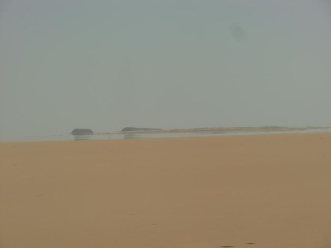 バスに揺られながらも「砂漠の蜃気楼」を撮りまくる。何と海に島影（写真）まで映っている。生まれてはじめて見る砂漠の蜃気楼に感激する。