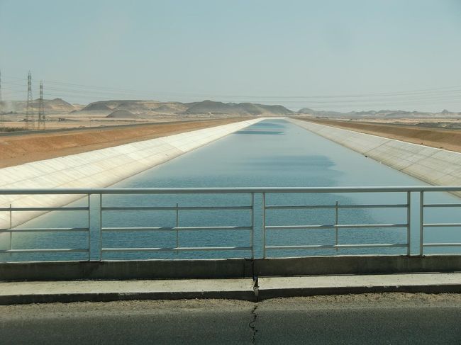 砂漠の中の１本の水路、ナイル川から引いた灌漑用水（写真）である。所々に砂漠の緑地化事業がなされている。
