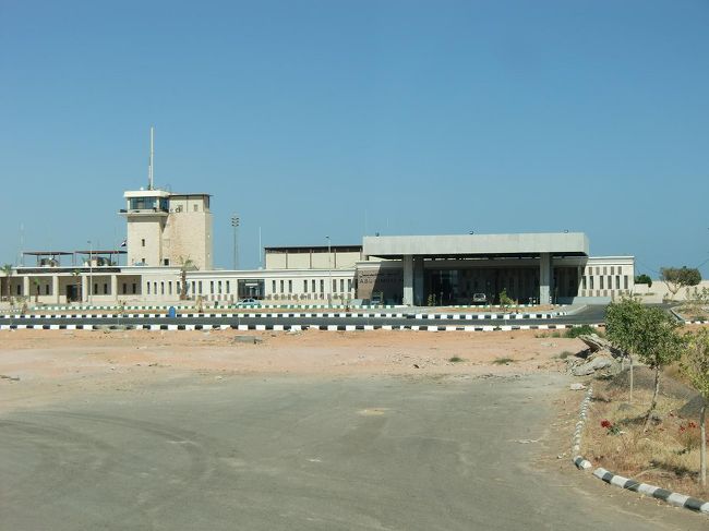 ノンストップ３時間のドライブはきつい。やっとアブシンベルに到着。写真：アブシンベル空港