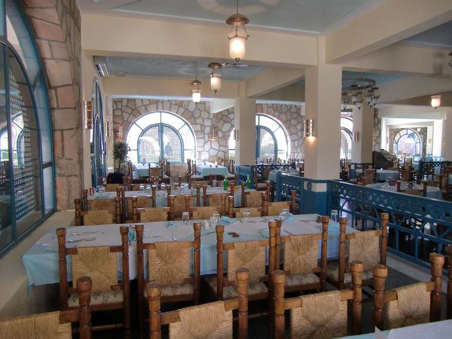 まだお昼を食べていない。午後２時過ぎにホテルのレストラン（写真）でビュッフェのランチになる。