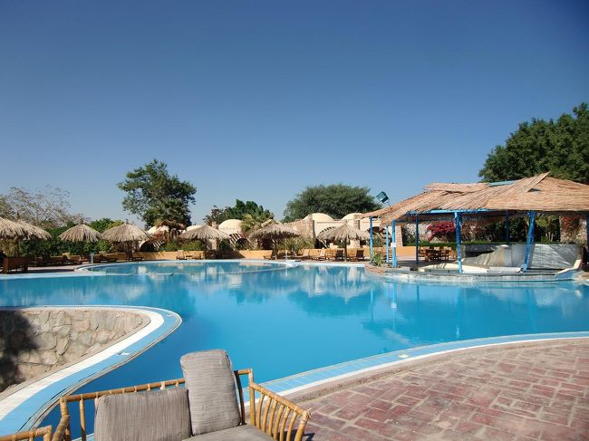 光り輝くガーデンプール（写真）。アブシンベルはエジプト最南端にありスーダンとの国境まであとわずか。強烈な太陽の光がさらに強くなる。