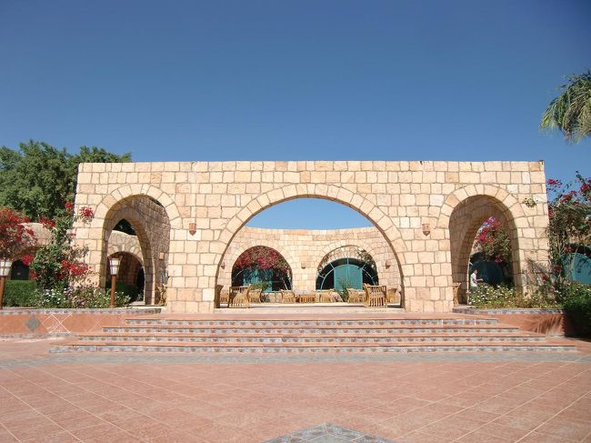 本日の宿泊ホテルは「セティ・アブシンベル」（写真）。ナセル湖にたたずむコテージタイプのリゾートホテルである。ここも期待できそう…。