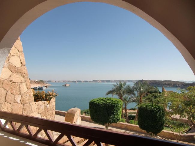 壮大なナセル湖の眺め（写真）。これは素晴らしい。やってくれるね、JTBさん。「ルックJTBお手頃価格の旅」にしてはホテルのグレードは高い。