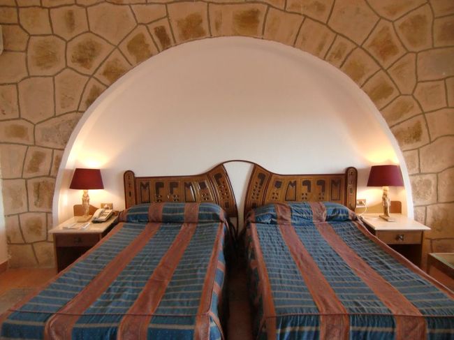 客室（写真）は古代エジプトを連想させるシックな作りでとてもいい。今宵は、クレオパトラとシーザーになって……。