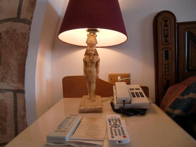 ベッドサイドのランプにはラムセス２世の彫り物がある。これもいい。