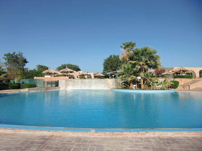 ガーデンプール（写真）の周りをゆっくり歩く。こんなに素晴らしいプールであるが、利用しているのファミリー１家族のみ。