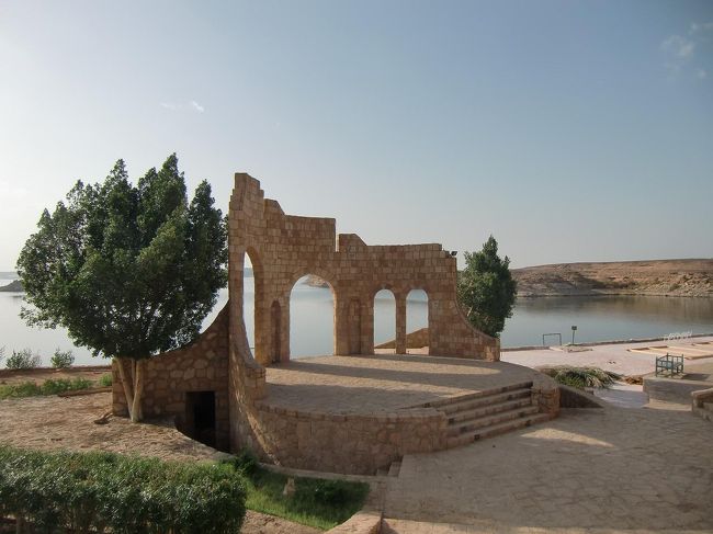 ナセル湖を望む古代遺跡？野外劇場？
