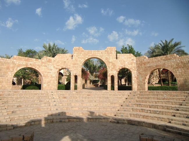 どうやら野外劇場の雰囲気である。ここで、満点の星の下、オペラ、ミュージカル、コンサートをすれば素晴らしい。