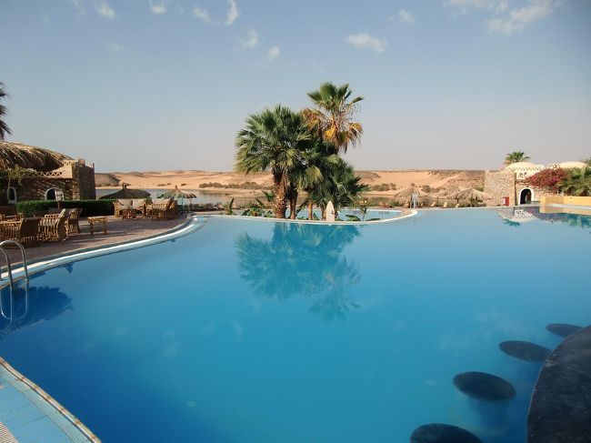世界不況下の現在でもエジプト最南端のアブシンベルまで大挙して訪れる日本人は実に豊かだ。プールの先はナセル湖と砂漠。ここで１週間くらい滞在したい！参考：セティ・アブシンベルの３月の宿泊代金は１泊１室ツイン、２名の朝食付きで18800円〜（アップルワールド）