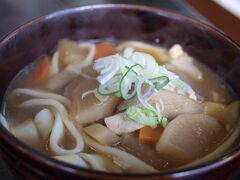 1日限定20食
上州の郷土料理「おきりこみ」

手打ちの太麺のうどんに
野菜たっぷしで、おいしい！

長野原草津口駅で、
バス待ちの時間にはぜひぜひ！
