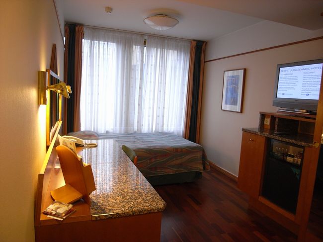 宿泊したScandic　Marskiのシングルルーム。物価の高い北欧、一人旅のホテル代は頭の痛いポイントでしたが、ここは１泊54ユーロと比較的リーズナブルな値段でした。夏休み期間はビジネスユースが少ないためか、シングルルームには格安プランを設定するようです。ホテル自体のサイトで、１か月以上前に予約しました。毎年あるかはわかりませんが、チェックしてみては。